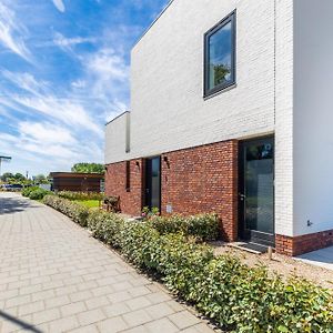 Roosjesweg 2 Luxe studio 400 meter van strand met parkeerplaats
